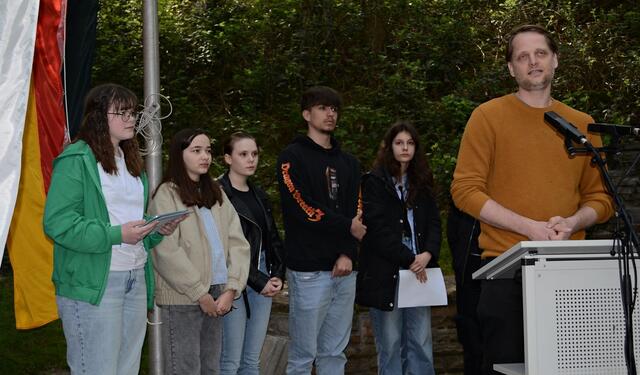 Lehrer, Schülerinnen &amp; Schüler: Gedanken zum Gedenken | Foto: Horst Nauen