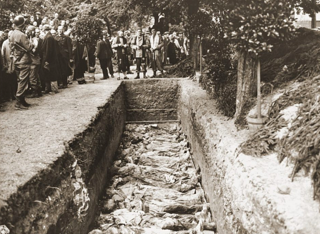 Trauerfeier für die 71 Opfer - vor dem Ohligser Rathaus | Foto: United States Holocaust Memorial Museum