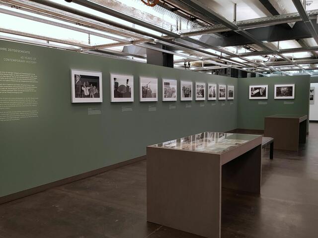 Blick in die Ausstellung "Unterwegs mit Marga Kingler - Pressefotografin im Ruhrgebiet"