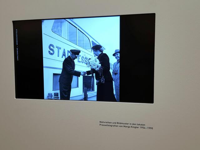 Händeschütteln, ein typischer Lokaltermin. Blick in die Ausstellung "Unterwegs mit Marga Kingler - Pressefotografin im Ruhrgebiet"