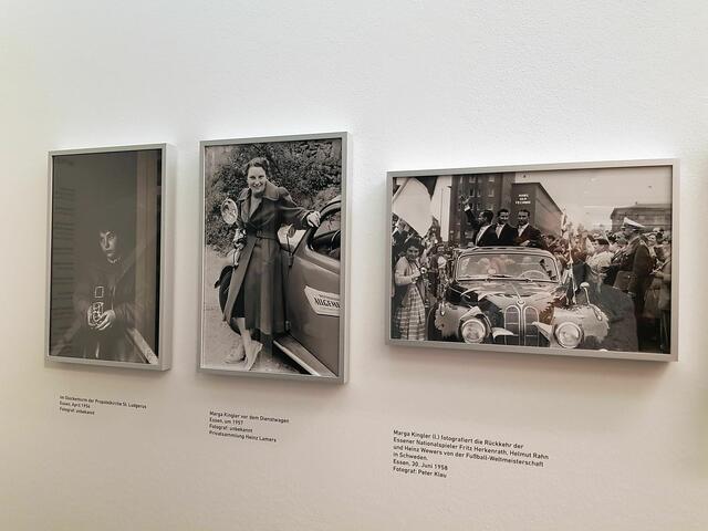 Marga Kingler vor ihrem Dienstwagen. Um schnell erreichbar zu sein, bekam sie auch ein Telefon. Blick in die Ausstellung "Unterwegs mit Marga Kingler - Pressefotografin im Ruhrgebiet"