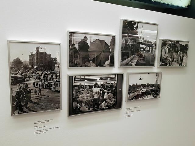 Stadtleben, Blick in die Ausstellung "Unterwegs mit Marga Kingler - Pressefotografin im Ruhrgebiet".