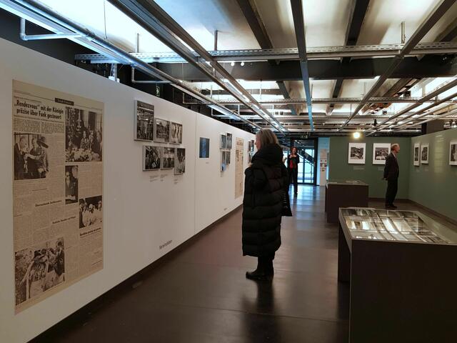 Blick in die Ausstellung "Unterwegs mit Marga Kingler - Pressefotografin im Ruhrgebiet"