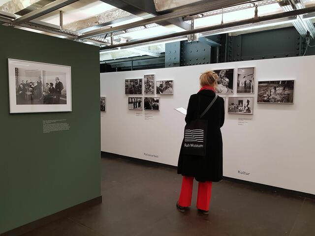 Blick in die Ausstellung "Unterwegs mit Marga Kingler - Pressefotografin im Ruhrgebiet"