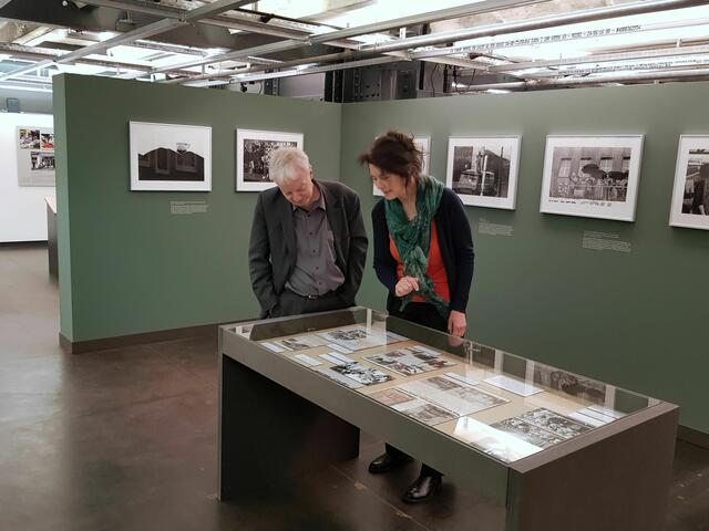 Prof. Heinrich Theodor Grütter (Direktor des Ruhr Museums) und Stefanie Grebe (Leiterin der Fotografischen Sammlung) in der Ausstellung "Unterwegs mit Marga Kingler - Pressefotografin im Ruhrgebiet"