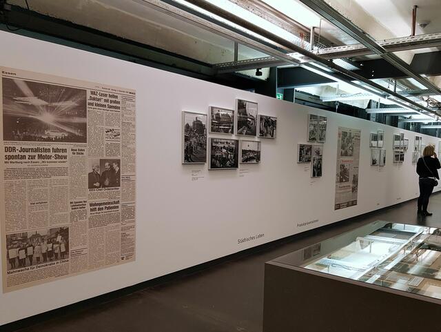 Blick in die Ausstellung "Unterwegs mit Marga Kingler - Pressefotografin im Ruhrgebiet"