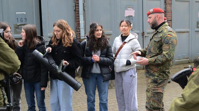 Handhabung einer "Ramme" | Foto: Horst Nauen