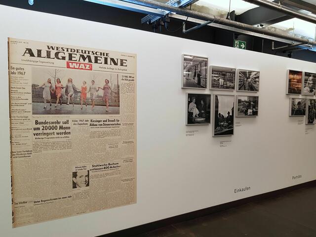 Großflächige Zeitungsreproduktionen zeigen, dass ihre Fotos auch auf Titelseiten gedruckt wurden. Blick in die Ausstellung "Unterwegs mit Marga Kingler - Pressefotografin im Ruhrgebiet".