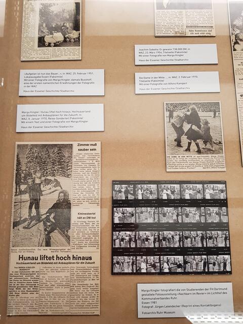 Pressealltag, die Ausstellung zeigt auch Unterschiede von analogen zu heutigen, digitalen Arbeitsschritten. Blick in die Ausstellung "Unterwegs mit Marga Kingler - Pressefotografin im Ruhrgebiet"
