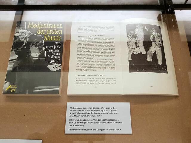 Medienfrauen der ersten Stunde - Marga Kingler war nicht die einzige Fotografin bzw. Journalistin. Da gibt es noch viel aufzuarbeiten. Blick in die Ausstellung "Unterwegs mit Marga Kingler - Pressefotografin im Ruhrgebiet"