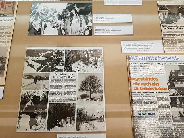 Blick in eine der Vitrinen der Ausstellung "Unterwegs mit Marga Kingler - Pressefotografin im Ruhrgebiet"