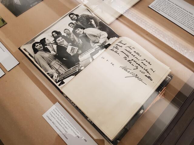 Gästebuch der WAZ-Lokalredaktion, Blick in die Ausstellung "Unterwegs mit Marga Kingler - Pressefotografin im Ruhrgebiet"