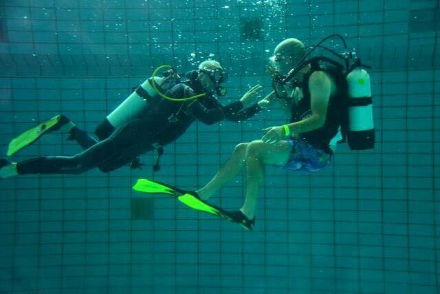 Ein Guckauge unten immer Keller. Zusehen beim "Schnuppertauchen" und ein Festhalten der Mutigen in Form von Bildern. 
