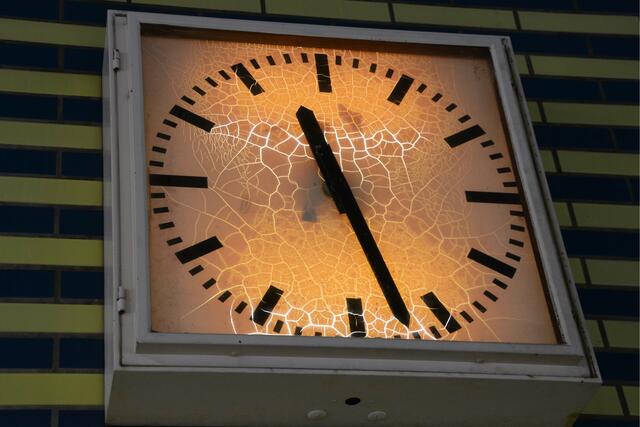 Ob die alte Schwimmbaduhr einen neuen Besitzer hat?