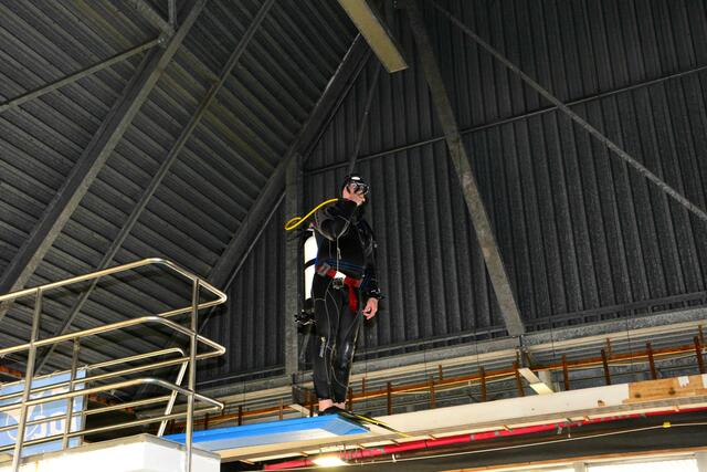 Georg Schürkötters letzter Sprung vom 3-m-Brett ins Wasserbecken des "Hardemarebades" in Hemer.