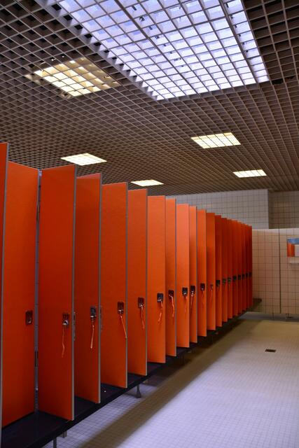 Die Spinde. Orange war damals wohl "in".