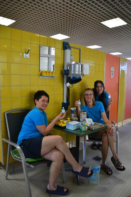 Für 1,-- Euro wurden kleine Fläschen mit dem Hallenbadwasser verkauft.