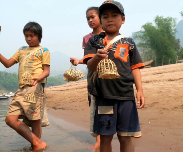 Kinder mit Opfergaben 