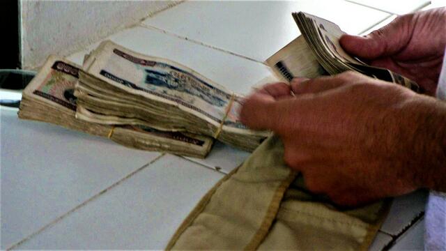 Für 10 € gab es 180000 Kip  