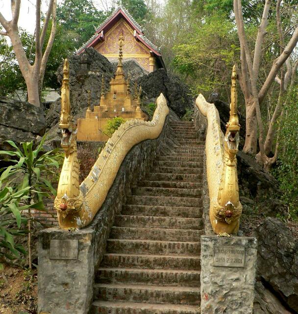 Der Buddhaberg im Zentrum von Luang 