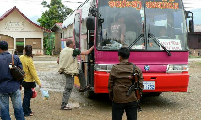 Pathet Lao als Busbegleiter 