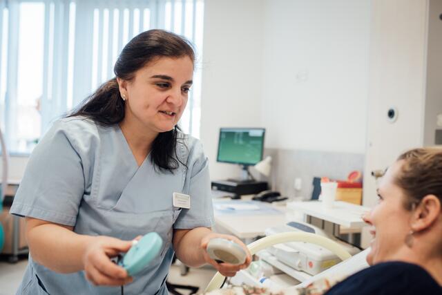 Die leitende Hebamme Bircan Demirci steht den werdenden Eltern beim Storchentreff auch für individuelle Fragen zur Verfügung.
Foto: Helios
