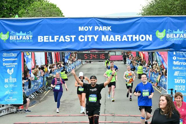 In Belfast lief Pater Tobias Breer den 204. Marathon in seiner Karriere. | Foto: privat