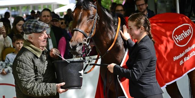 Erfrischung für die Siegerin | Foto: Horst Nauen