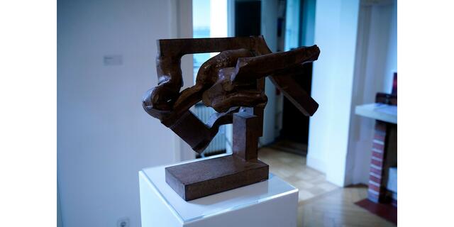 Titel: Square upright  von Bildhauer Tim Scott

Foto aus Artikel im Lokalkompass: „Bildhauer: abstrakte Plastiken. Neue Ausstellung im Kunstverein Villa Wessel in Iserlohn von Bildhauer Carlos Granger und Tim Scott.“