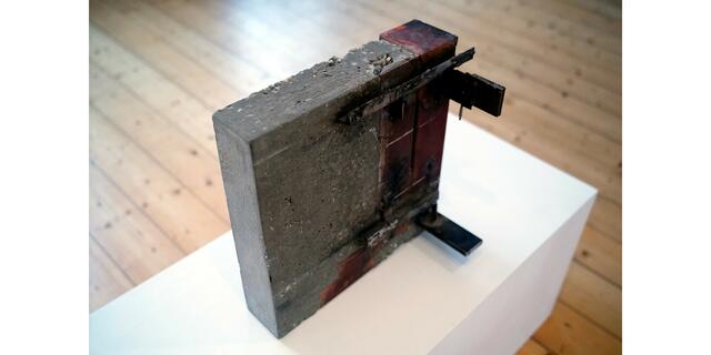 Titel: Probe  von Bildhauer Carlos Granger

Foto aus Artikel im Lokalkompass: „Bildhauer: abstrakte Plastiken. Neue Ausstellung im Kunstverein Villa Wessel in Iserlohn von Bildhauer Carlos Granger und Tim Scott.“