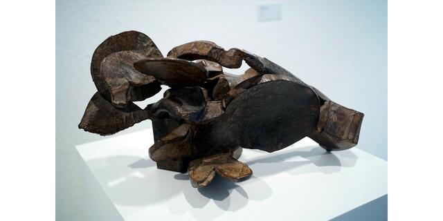 Titel: Sunflower II  von Bildhauer Tim Scott

Foto aus Artikel im Lokalkompass: „Bildhauer: abstrakte Plastiken. Neue Ausstellung im Kunstverein Villa Wessel in Iserlohn von Bildhauer Carlos Granger und Tim Scott.“