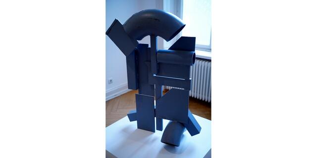 Titel: ARC  von Bildhauer Carlos Granger

Foto aus Artikel im Lokalkompass: „Bildhauer: abstrakte Plastiken. Neue Ausstellung im Kunstverein Villa Wessel in Iserlohn von Bildhauer Carlos Granger und Tim Scott.“