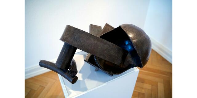 Titel: Mudra VI  von Bildhauer Tim Scott

Foto aus Artikel im Lokalkompass: „Bildhauer: abstrakte Plastiken. Neue Ausstellung im Kunstverein Villa Wessel in Iserlohn von Bildhauer Carlos Granger und Tim Scott.“