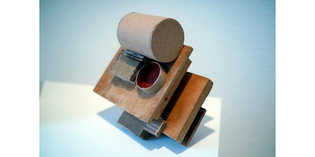 Titel: O.T.  von Bildhauer Carlos Granger

Foto aus Artikel im Lokalkompass: „Bildhauer: abstrakte Plastiken. Neue Ausstellung im Kunstverein Villa Wessel in Iserlohn von Bildhauer Carlos Granger und Tim Scott.“