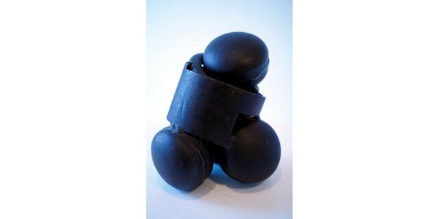 Titel: Three for „J“  von Bildhauer Carlos Granger

Foto aus Artikel im Lokalkompass: „Bildhauer: abstrakte Plastiken. Neue Ausstellung im Kunstverein Villa Wessel in Iserlohn von Bildhauer Carlos Granger und Tim Scott.“