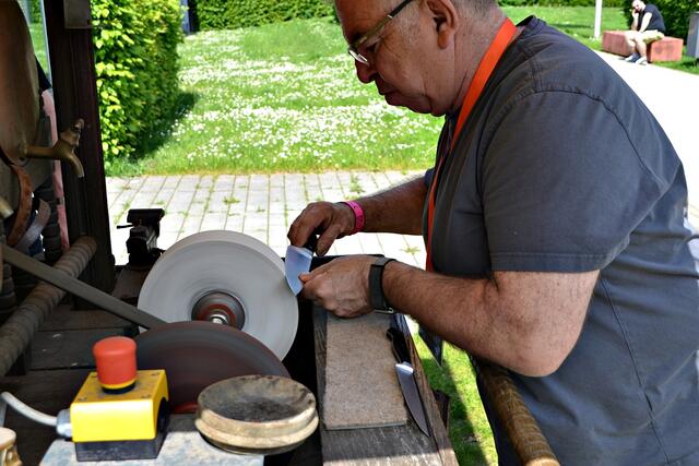 Im Außengelände können Sie Ihre stumpfen Messer schärfen lassen | Foto: Horst Nauen