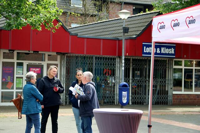 Dorothee Thierse von Stadtteilbüro, Sabine Walther und Ayse Kilinc (v.l.) vom Referat Integration/Zuwanderung der Stadt im Gespräch mit Georg Gerecht vom Bürgerverein Rotthausen. | Foto: AWO UB Gelsenkirchen/Bottrop