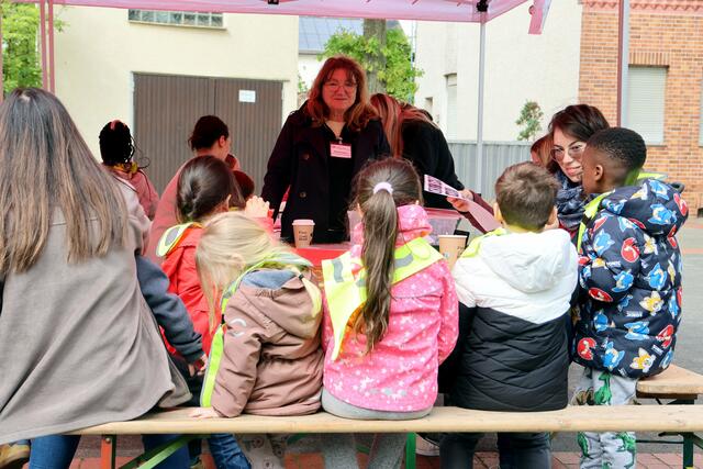 AWO-Mitarbeiterin Andreea Chelu (r.) und Birgit Bendixen (stehend) helfen den Kindern aus der Kita am Rotthauser Markt bei der Auswahl ihrer Glitzertattoos. | Foto: AWO UB Gelsenkirchen/Bottrop