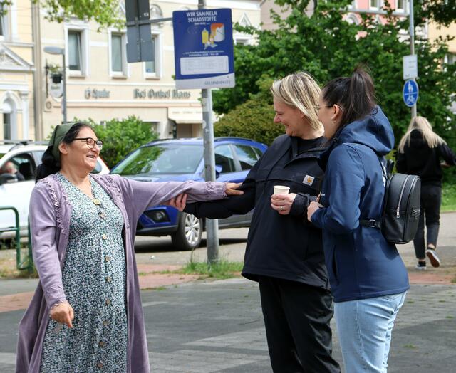 Ayse Kilinc und Sabine Walther (v.r.) vom Referat Integration/Zuwanderung der Stadt im Gespräch mit einer Rotthauserin, die sich bei der AWO als Lotsin engagiert. | Foto: AWO UB Gelsenkirchen/Bottrop