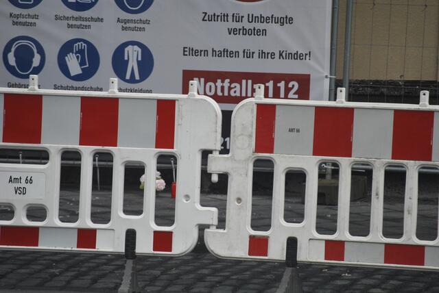 Hinter dem Zaun... Blumen und Kerzen