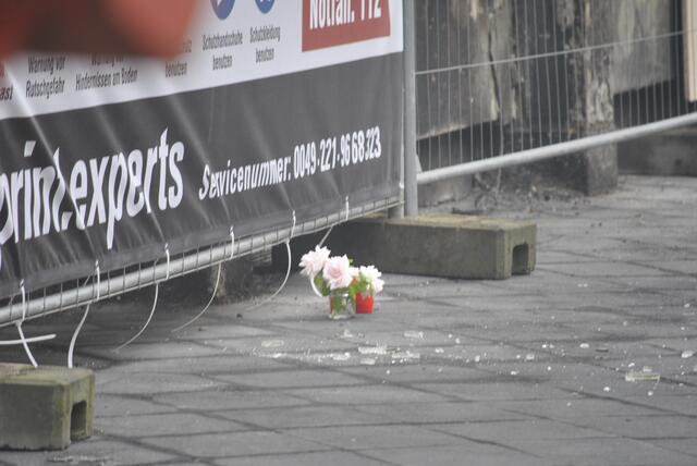 Samstagmorgen gegen 7:30 Uhr entdeckte ich Blumen und Kerzen am Ort des Geschehens... auch lagen immer noch Scherben dort und auf der gegenüberliegenden Straßenseite vor dem Haus,,,