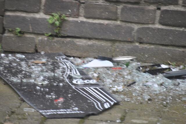 Neben dem Hauseingang - auf der gegenüberliegenden Straßenseite!