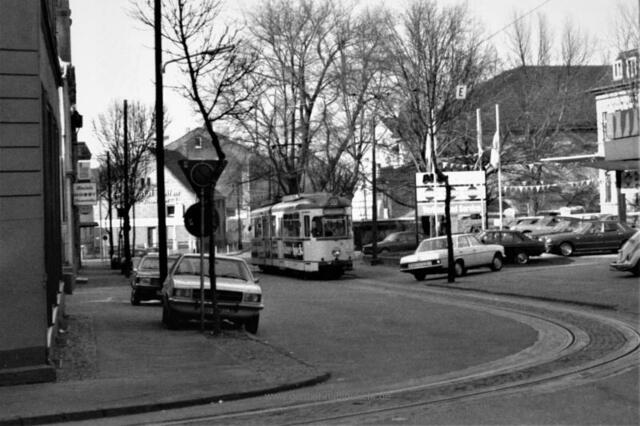 Die Straßenbahn Linie 306 auf der kleinen Schleife durch die Hans-Sachs-Straße - Foto vom 18.02.1980 | Foto: Ludwig Schönefeld