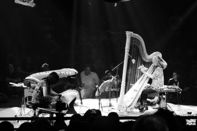 Zeena Arkins an der Harfe mit Michiyo Yagi an der Koto | Foto: Photo Nils Brinkmeier @mœrs festival