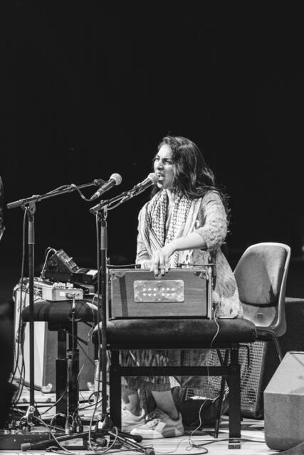 Amitha Kidambi mit ihrem Equipment | Foto: Photo Dennis Hoeren @mœrs festival