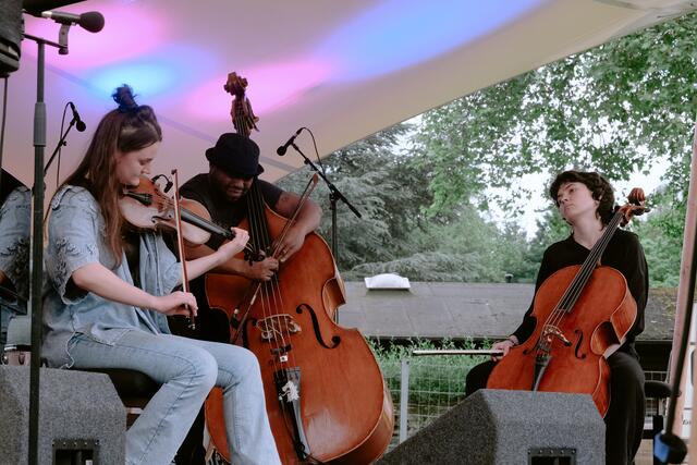 Julia Brüssel (Violine), Neil Charles (Bass) und Emily Wittbrodt (Cello) | Foto: Photo Kristina Zalesskaya @mœrs festival