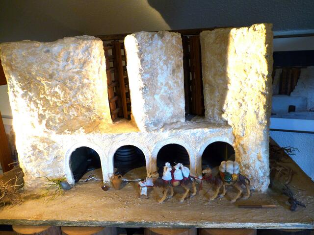 Windmühle mit vertikaler Flügelwelle

Erster bekannter Windmühlentyp aus dem 7.Jhd.
Der starke Wind im Nordosten Persiens wehte
monatelang ununterbrochen aus einer Richtung
und treibt durch eine Maueröffnung die vertikale 
Flügelwelle an, die direkt mit den Mühlsteinen verbunden ist.
Kapazität 3000 kg in 24 Std.