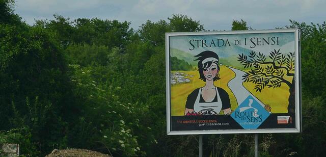 Hinweisschild entlang der Hauptstraße