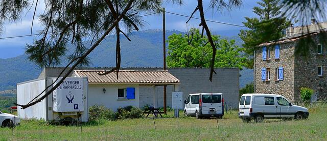 Das Verkaufshäuschen mit dem Parkplatz rechts