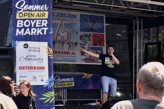 Maurice die Partykanone sorgt für Ballermannstimmung auf dem Boyer Markt. | Foto: Stefanie Vollenberg